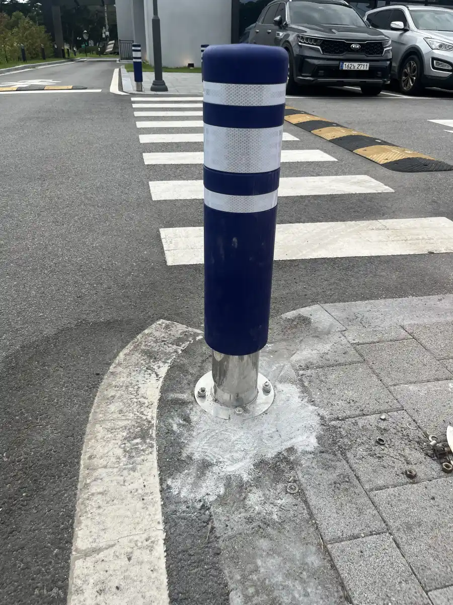네이비 반사 슬리브형 볼라드 설치 완료 모습