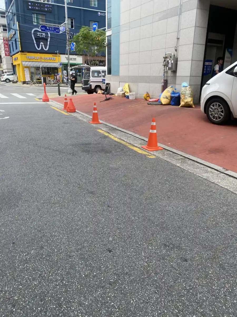 라바콘으로 임시 통제 중인 코너 구간 시공 전 모습
