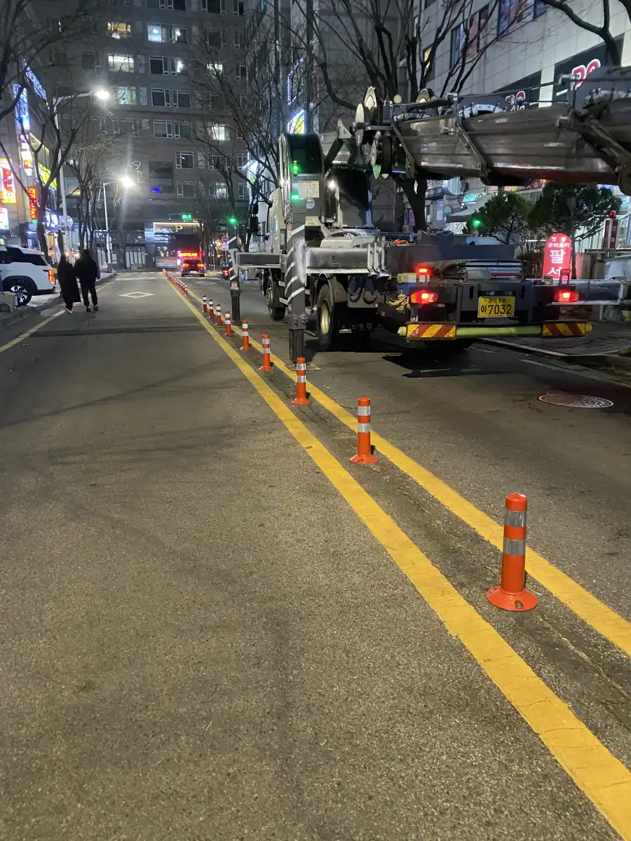 동탄 지역 시공 사례 — 델리네이터형 볼라드 설치가 완료된 도로 모습