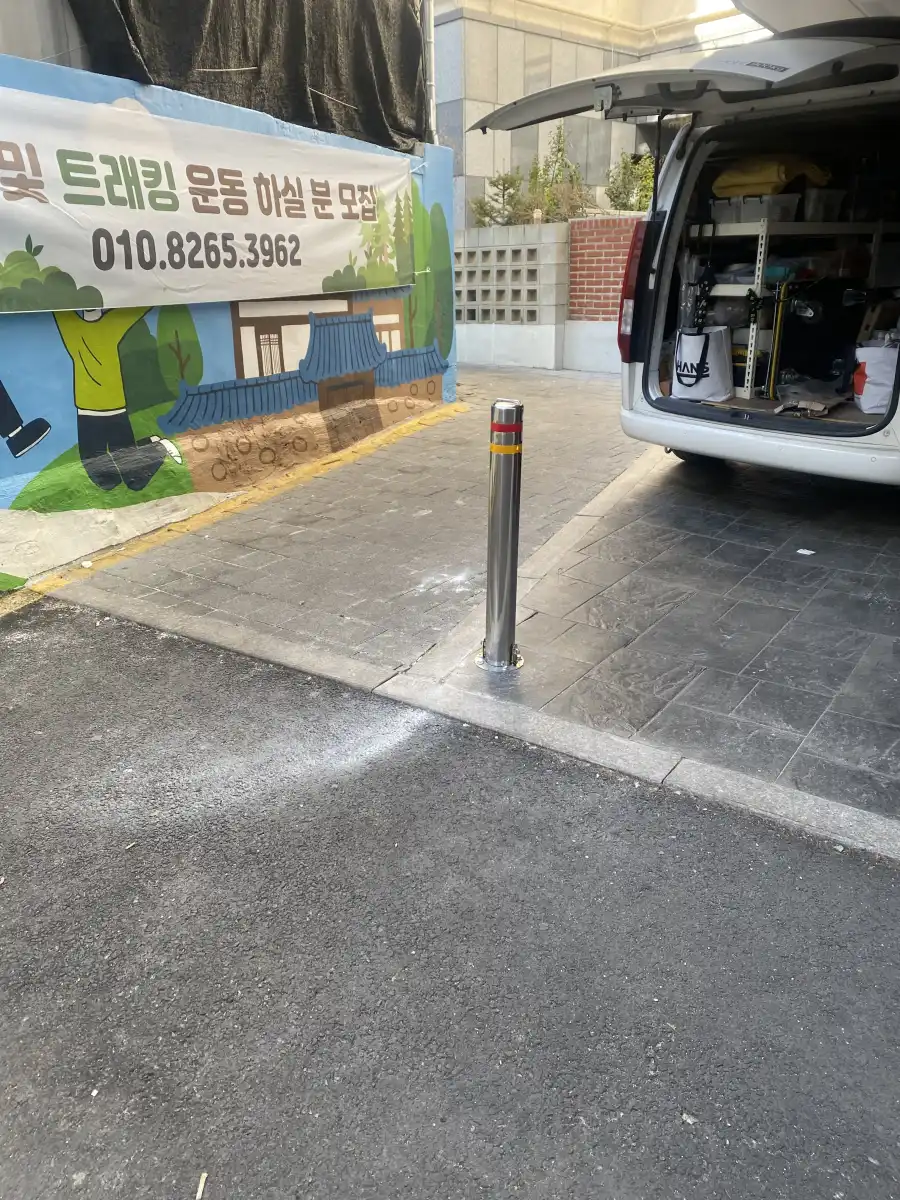 평택 지역 시공 사례 — 골목 진입로에 스테인리스 볼라드 설치가 완료된 모습
