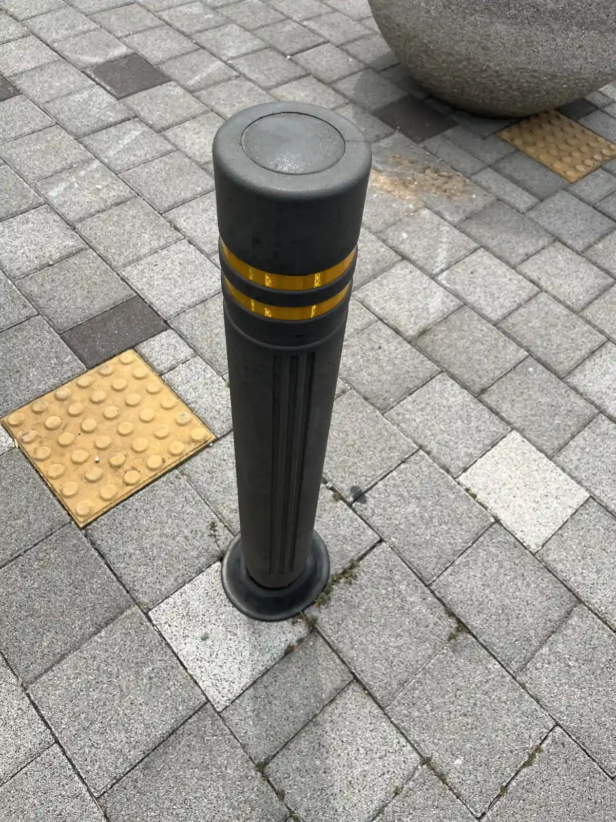 동탄 신도시 골목 보도에 시공된 스테인리스 스텐볼라드